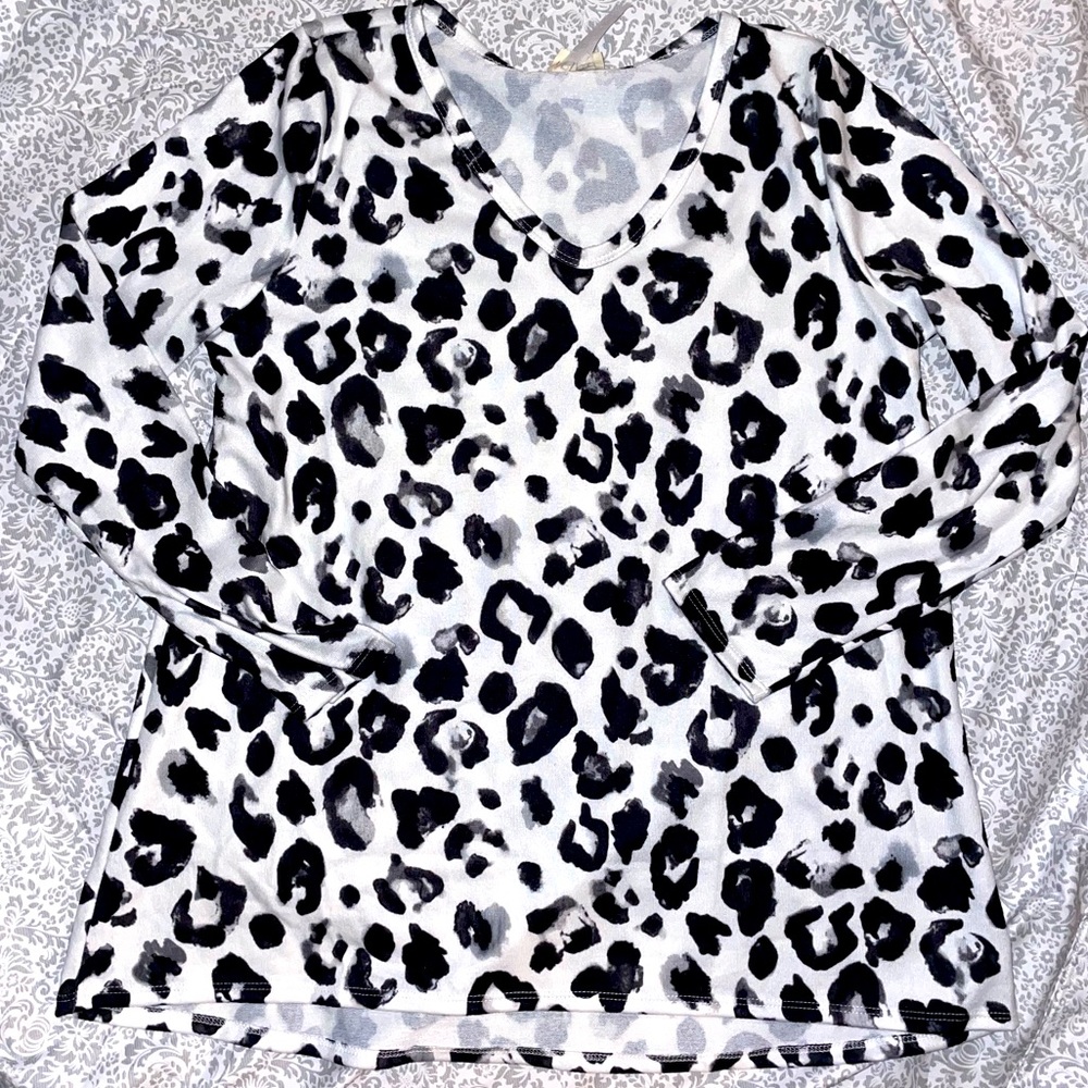Long sleeve leopard top